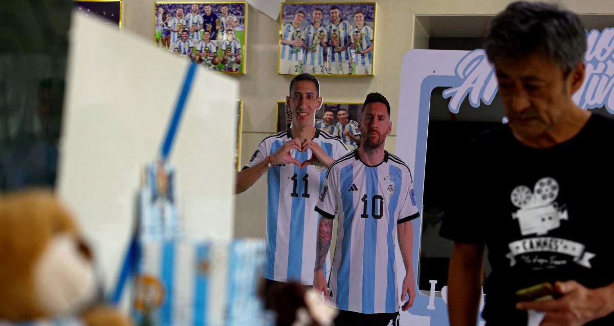 PERSEDIAAN sambutan skuad Argentina di Beijing. FOTO Reuters
