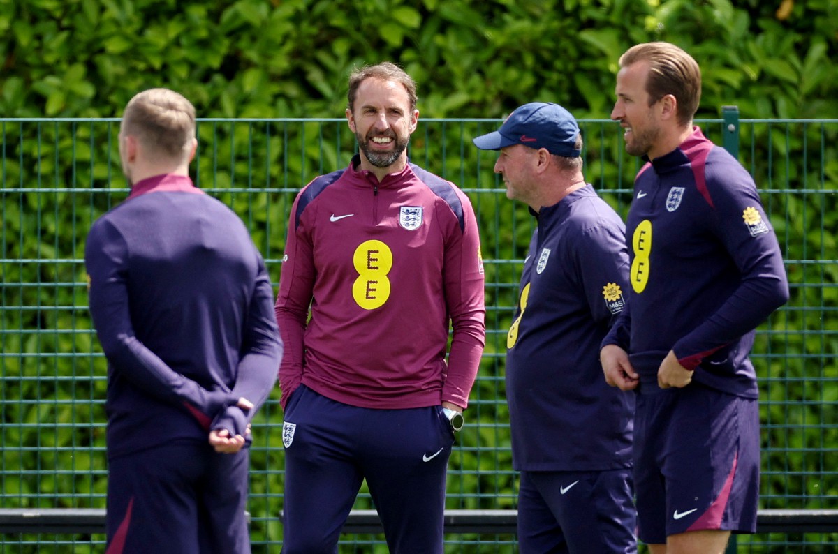 SOUTHGATE bersama penolong pengurus Steve Holland dan Harry Kane pada sesi latihan skuad England. -FOTO Reuters 