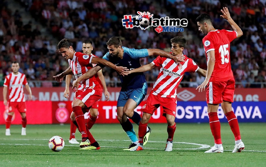 PEMAIN Spurs, Fernando Llorente (tengah) melepasi daripada kawalan Girona. FOTO/AFP  