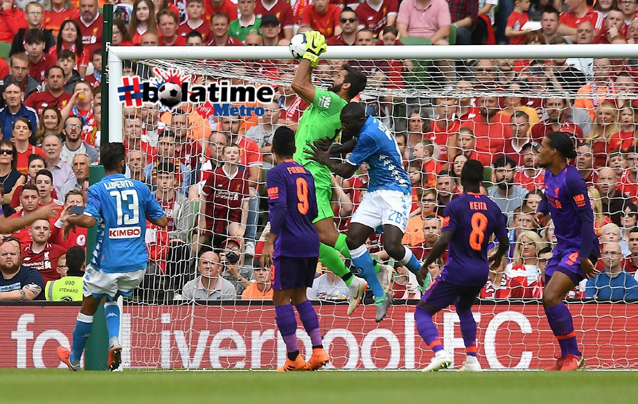 ALISSON (tengah) kemas menangkap bola ketika diasak pemain Napoli. FOTO/AFP 