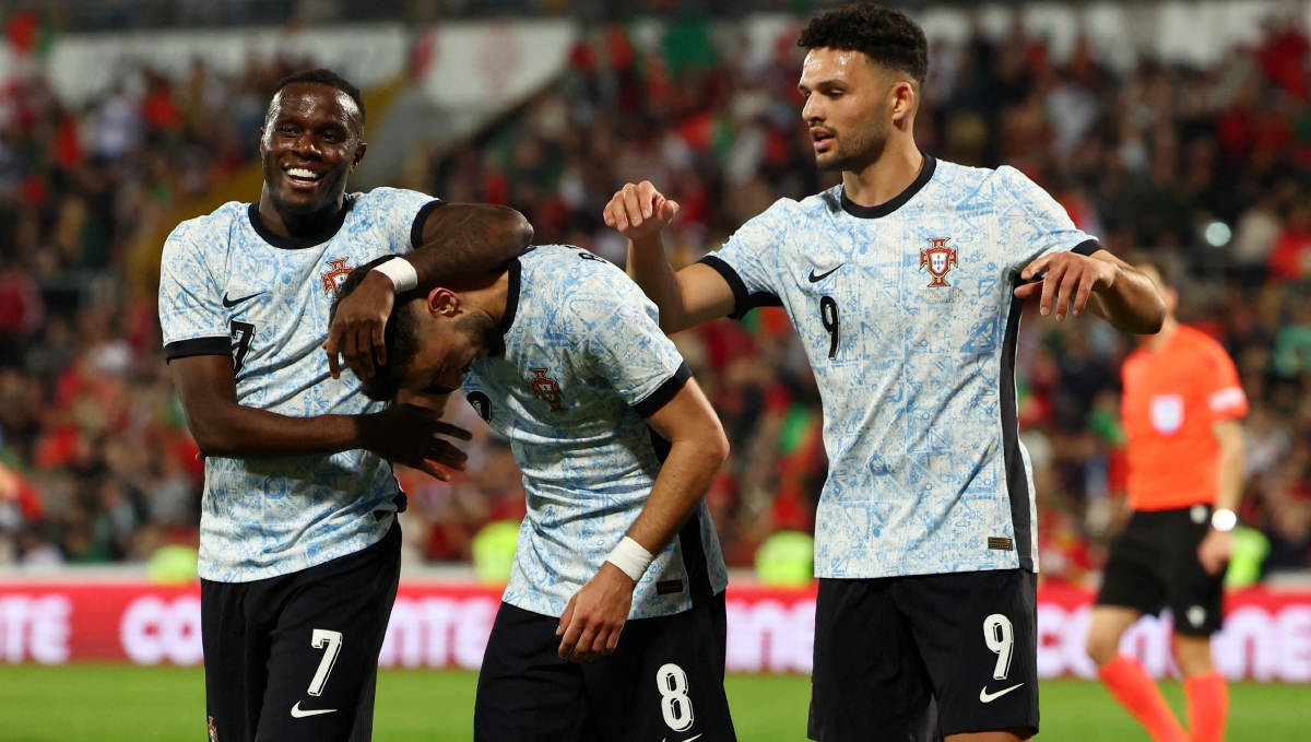 BRUMA meraikan gol keempat Portugal bersama rakan sepasukan.  