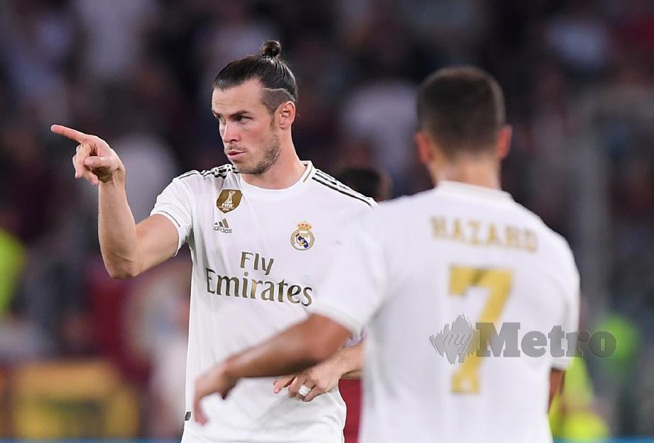 REAKSI Bale (kiri) sambil diperhatikan  Eden Hazard ketika menentang Roma di Rome. - FOTO Reuters  