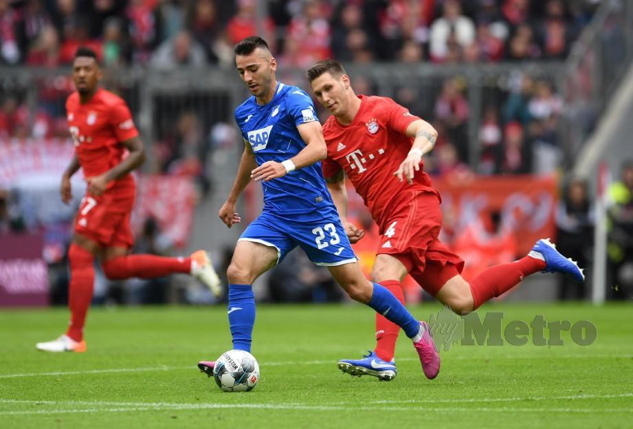 Sargis Adamyan (tengah) menjaringkan gol Hoffenheim untuk menewaskan Bayern Munich. FOTO Reuters