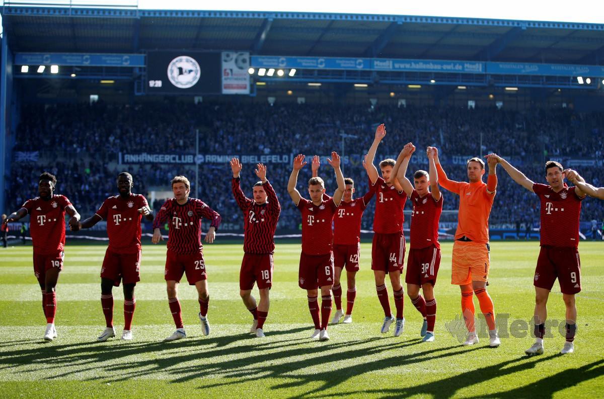 BARISAN pemain Bayern meraikan kejayaan menewaskan Arminia Bielefeld. -FOTO Reuters