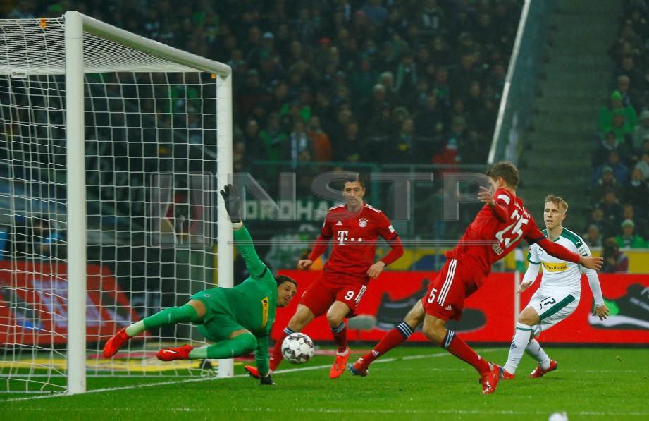  Pemain Bayern Munich, Thomas Mueller menjaringkan gol kedua pasukannya ketika pasukan itu menewaskan Borussia Moenchengladbach, 5-1 dalam saingan Bundesliga, pagi ini. FOTO Reuters.