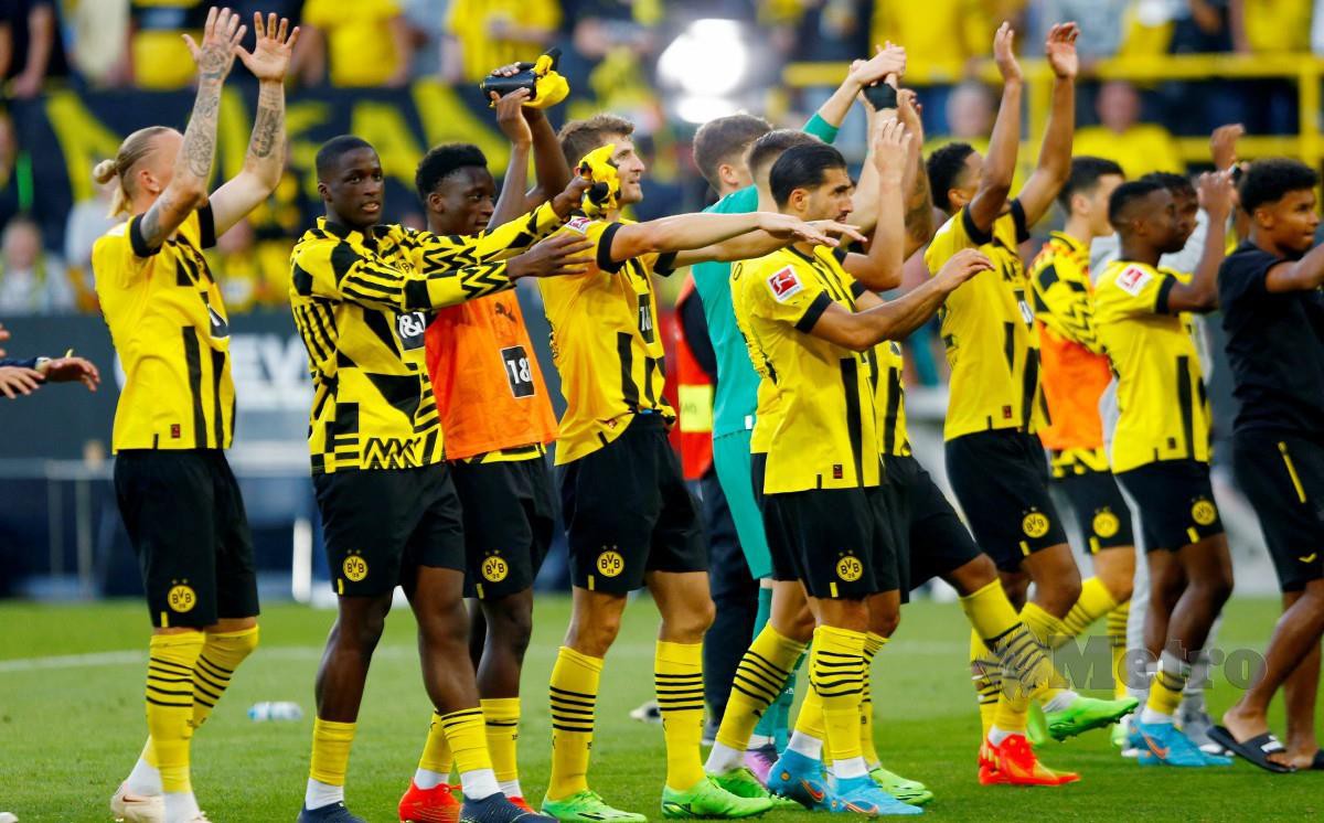 PEMAIN Dortmund meraikan kemenangan selepas menumpaskan Leverkusen. FOTO Reuters