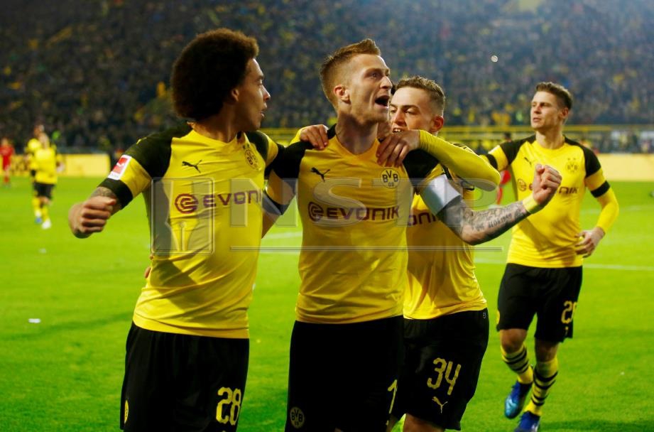 REUS (dua dari kiri) meraikan jaringan golnya bersama rakan sepasukan sebelum Borussia Dortmund menundukkan Bayern Munich 3-2 di Signal Iduna Park, Dortmund, hari ini. FOTO Reuters.