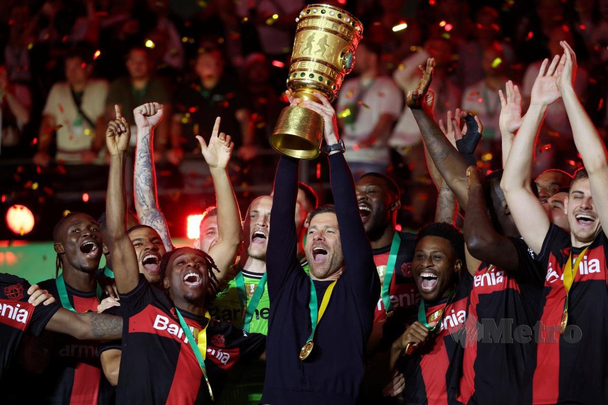 Pengurus Leverkusen Xabi Alonso menjulang Piala Jerman selepas perlawanan menentang Kaiserslautern.