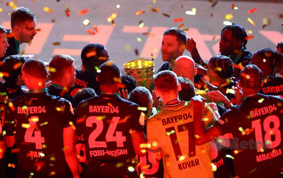 Barisan pemain Leverkusen meraikan kejayaan pasukannya menjulang Piala Jerman.