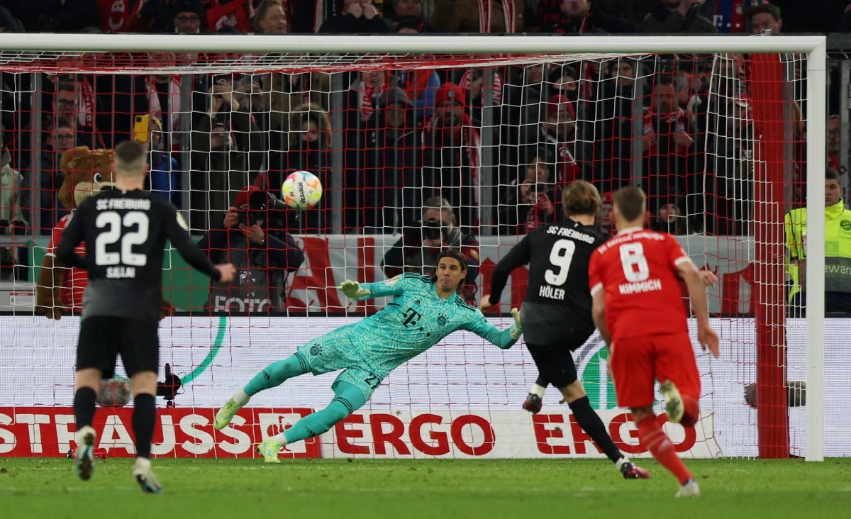 HOELER (dua dari kanan) menyempurnakan sepakan penalti yang menyaksikan Freiburg menyingkirkan Bayern Munich di suku akhir Piala Jerman. FOTO Reuters