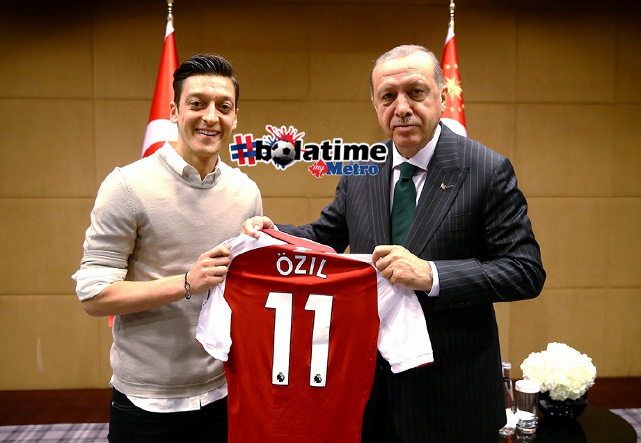  OZIL (kiri) ketika bergambar bersama Erdogan. FOTO/AFP 