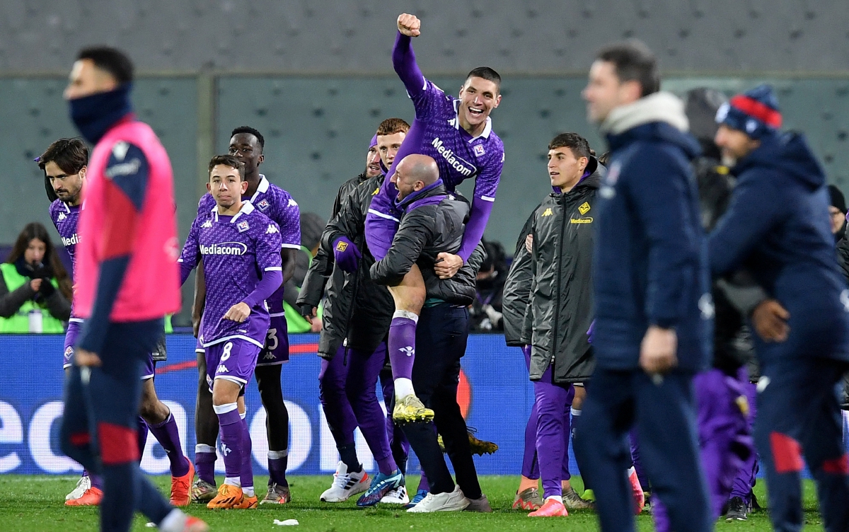 PEMAIN  Fiorentina, Maxime Lopez meraikan kemenangan bersama rakan sepasukan.  