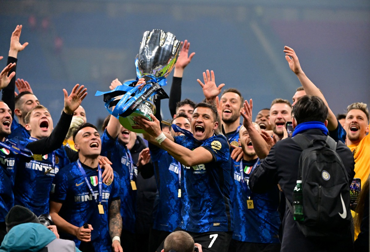 Penyerang Inter Milan, Alexis Sanchez dan rakan sepasukan meraikan kejayaan menjuarai Piala Super Itali. FOTO Reuters