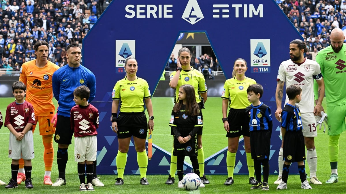 MARIA (tengah) bersama dua pembantu pengadil wanita ditugaskan mengadili perlawanan antara Inter Milan dan Torino di San Siro, awal pagi tadi. FOTO REUTERS 