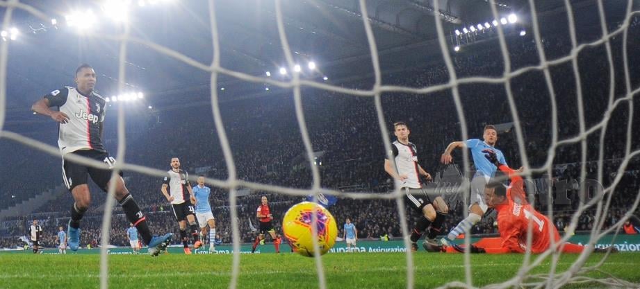 SAVIC menjaringkan gol kedua Lazio. FOTO Reuters   