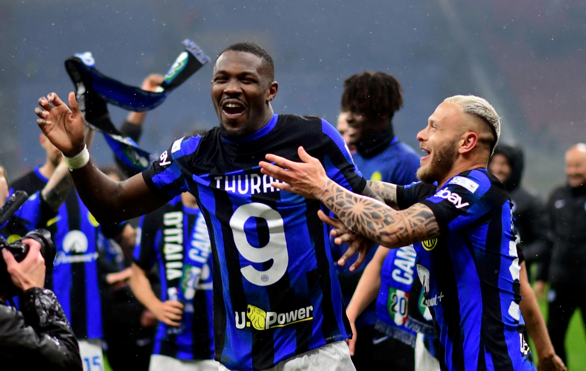 THURAM meraikan kemenangan bersama  rakan sepasukan selepas menewaskan AC Milan. FOTO Reuters 