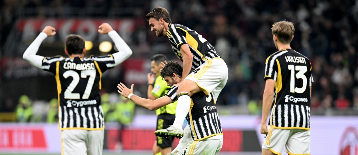 PEMAIN Juventus meraikan kemenangan di San Siro, Milan. FOTO Reuters