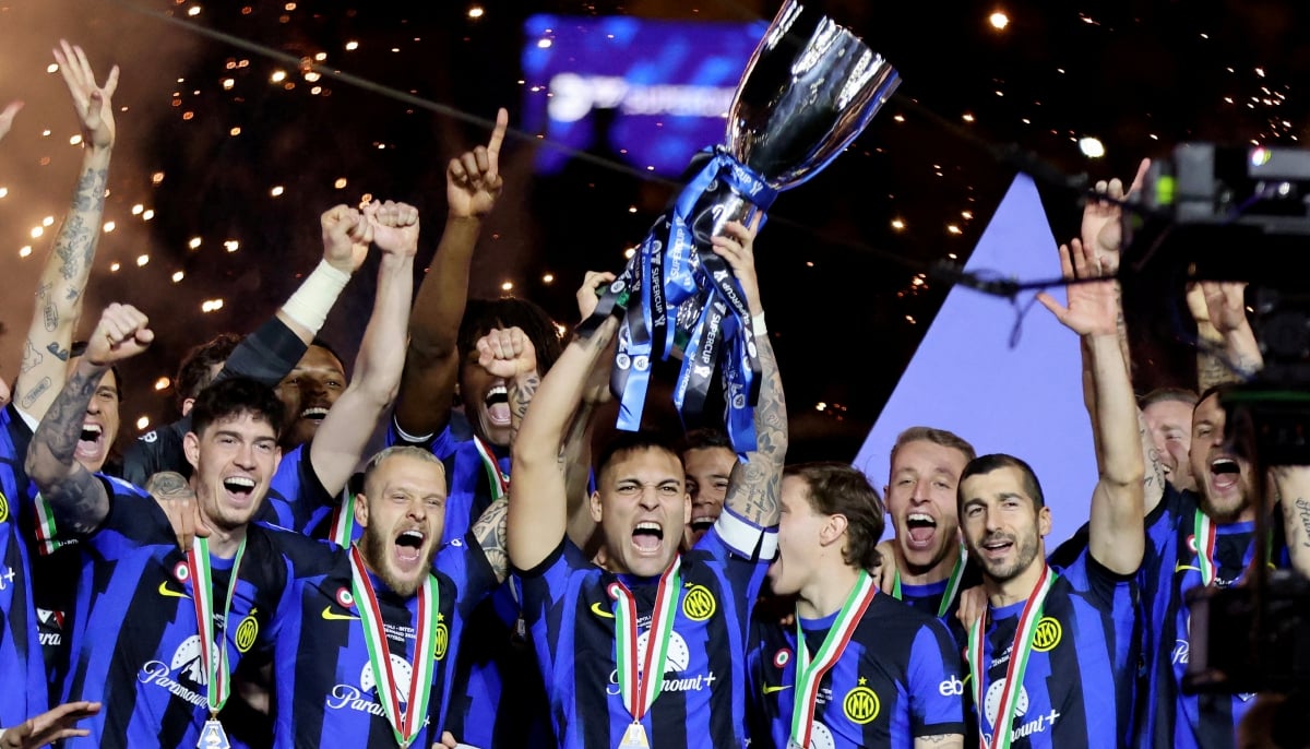 MARTINEZ menjulang trofi Piala Super Itali selepas menjaringkan gol kemenangan Inter. FOTO REUTERS