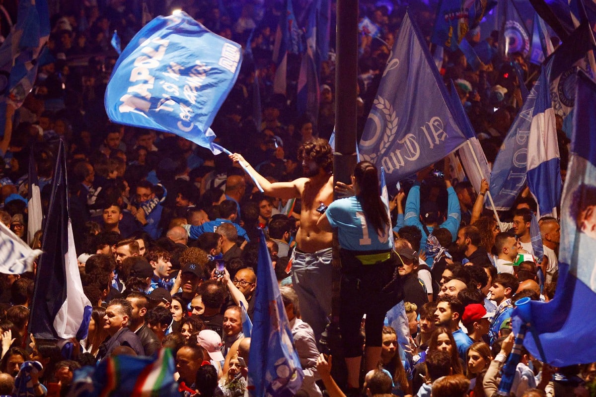 RIBUAN penyokong meraikan kejayaan Napoli memenangi Scudetto. FOTO Reuters 