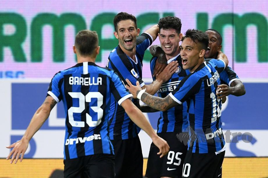 Pemain Inter Milan, Alessandro Bastoni (tengah) meraikan jariangan kemenangan ke atas Parma. FOTO Reuters