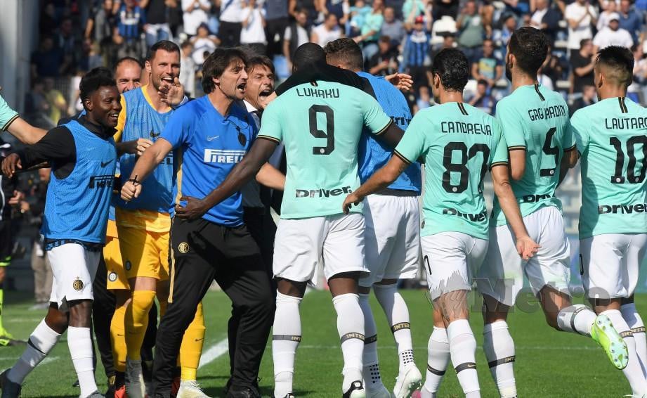 Pemain Inter Milan meraikan jaringan ketika menewaskan Sassuolo. FOTO Reuters