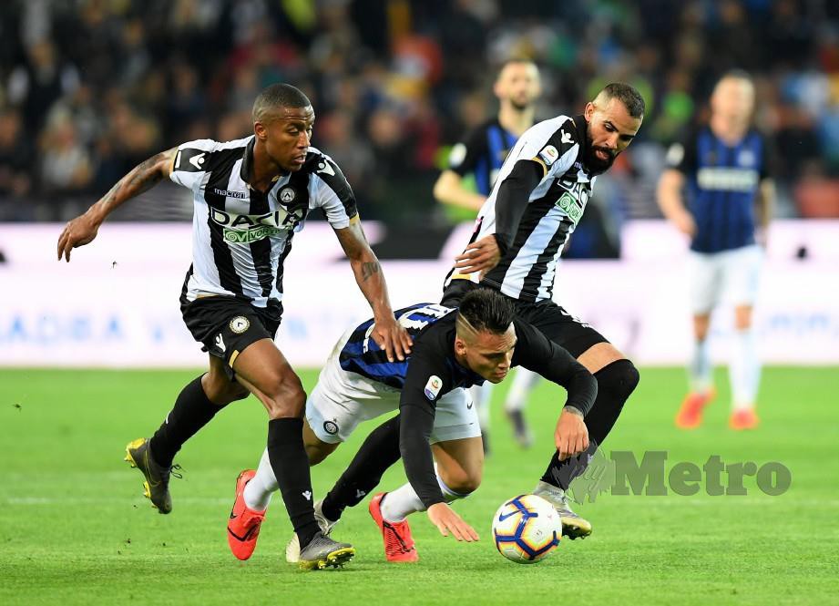 PEMAIN Inter Milan, Lautaro Martinez diasak dua pemain  Udinese,  Marvin Zeegelaar dan Sandro. - FOTO Reuters    
