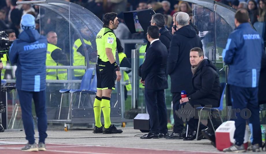 PENGURUS di Serie A mahu hak mereka boleh mencabar keputusan pengadil di atas padang. FOTO REUTERS