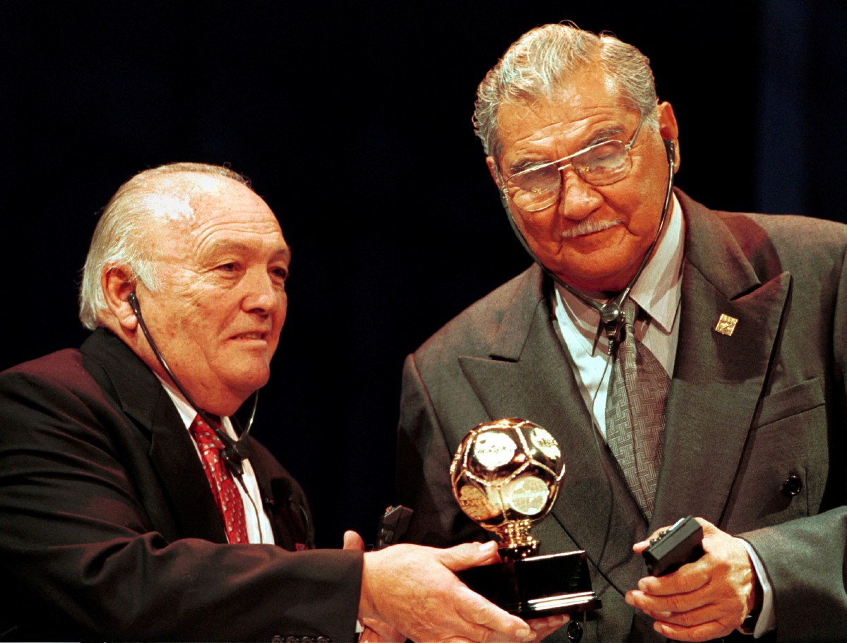 CARBAJAL (kanan) ketika menerima trofi majlis anugerah dari Persekutuan Antarabangsa Bola Sepak Sejarah dan Statistik (IFFHS). FOTO Reuters