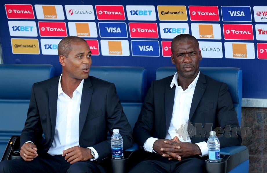 SEEDORF (kanan) dan Kluivert  gagal julang Cameroon. - FOTO Reuters