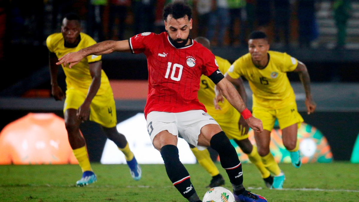 SALAH menjaringkan gol sepakan penalti pada masa kecederaan yang membolehkan Mesir seri 2-2 dengan Mozambique. FOTO REUTERS 