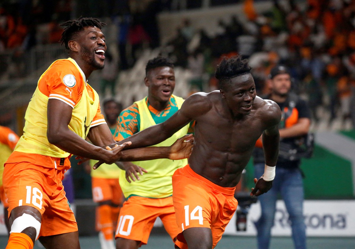 DIAKITE meraikan kejayaannya meledak gol kemenangan Ivory Coast dengan membuka baju namun dilayangkan kad merah selepas menerima kad kuning kedua. -FOTO Reuters  