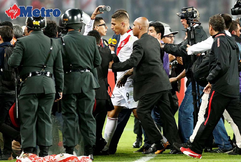    GUERRERO (tengah) ketika disoal media selepas perlawanan menentang Argentina. FOTO/REUTERS 