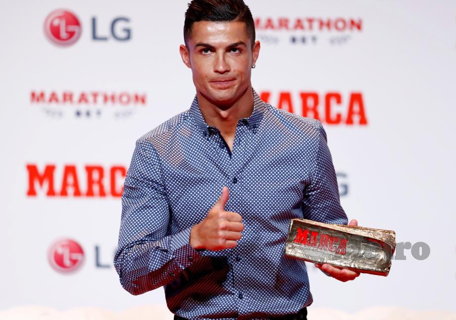 RONALDO bersama anugerah Legenda MARCA. - FOTO Reuters 