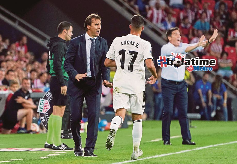 LOPETEGUI (kiri) memasukkan Vazquez menggantikan Bale. FOTO/REUTERS  