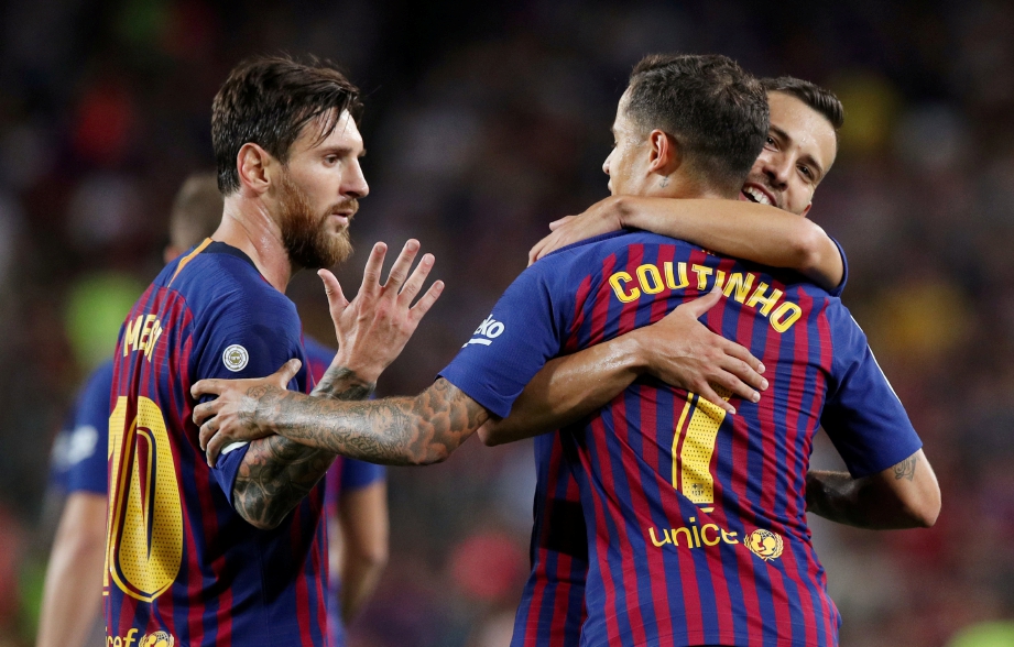 PENYERANG Bacelona, Lionel Messi (kiri) meraikan jaringan bersama rakan sepasukan ketika menewaskan Alaves 3-0. FOTO Reuters
