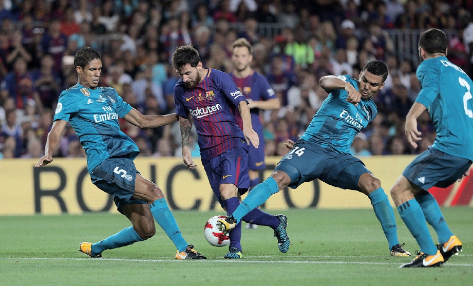 MESSI (dua dari kiri) jaring gol tunggal Barcelona.