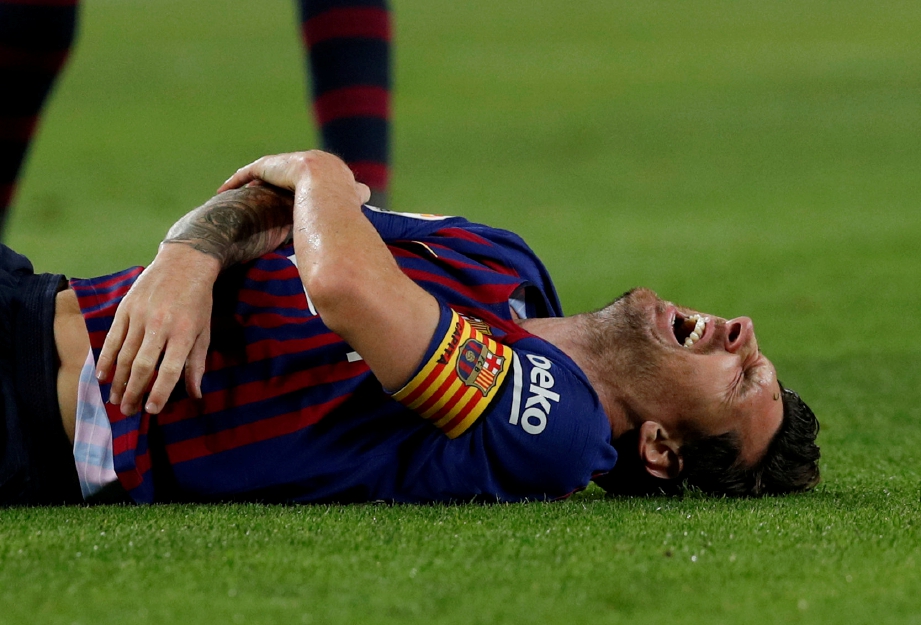 KAPTEN Barcelona, Lionel Messi patah lengan kanan ketika aksi menentang Sevilla. FOTO Reuters