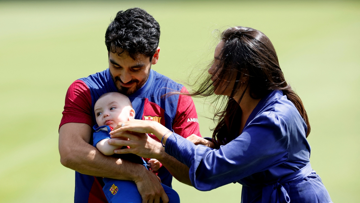 GUNDOGAN bersama ahli keluarganya diperkenalkan kepada penyokong Barcelona, hari ini. FOTO REUTERS 