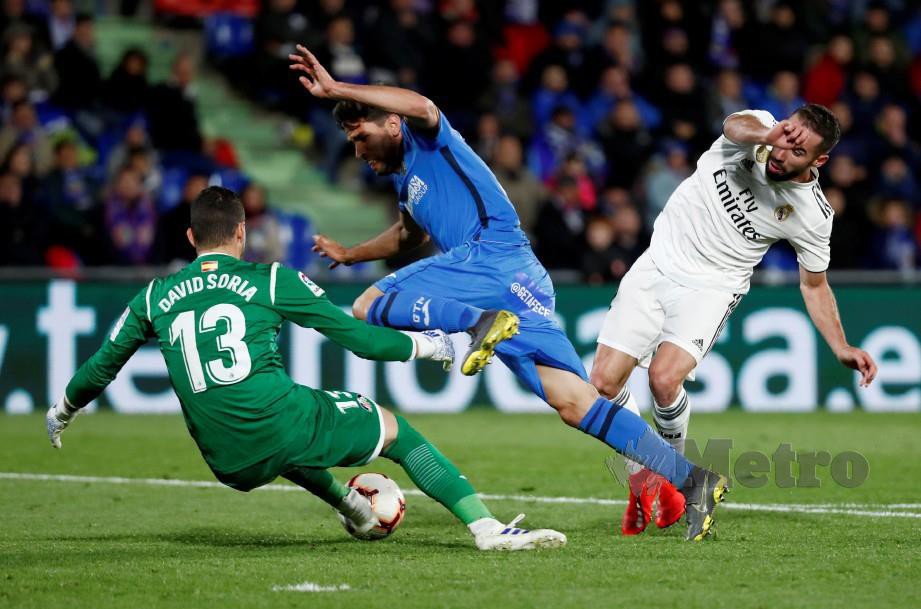 PEMAIN Real Madrid, Dani Carvajal (kanan) mengasak kubu Getafe. - FOTO Reuters  