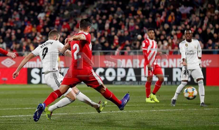 AKSI Benzema menjaringkan gol pertama Real ketika menentang Girona.