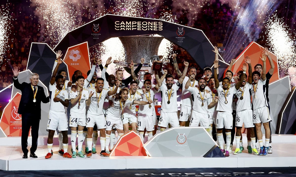PEMAIN Real Madrid menjulang trofi Piala Super Sepanyol selepas menang 4-1 ke atas Barcelona di Riyadh. FOTO REUTERS 