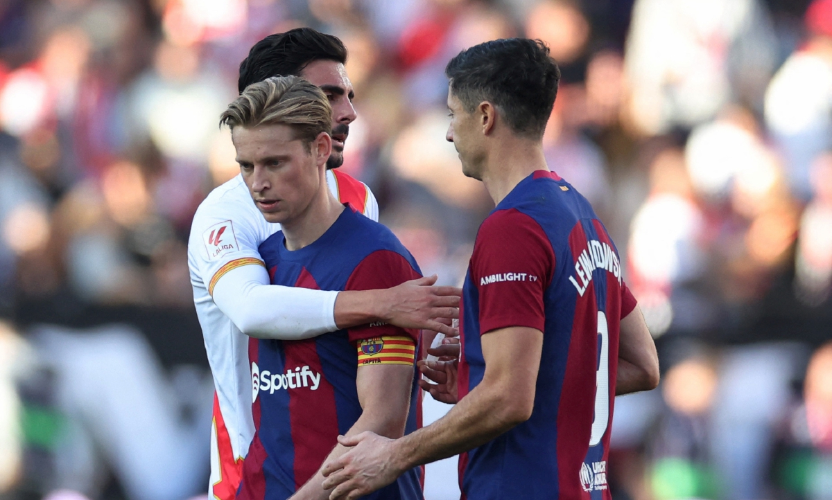 REAKSI kecewa pemain Barcelona,  Frenkie de Jong dan Robert Lewandowski selepas tamat perlawanan dengan Rayo. FOTO Reuters 