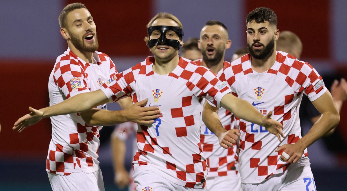 MAJER (dua dari kiri) meraikan jaringan kemenangan Croatia bersama rakan sepasukan. FOTO Reuters