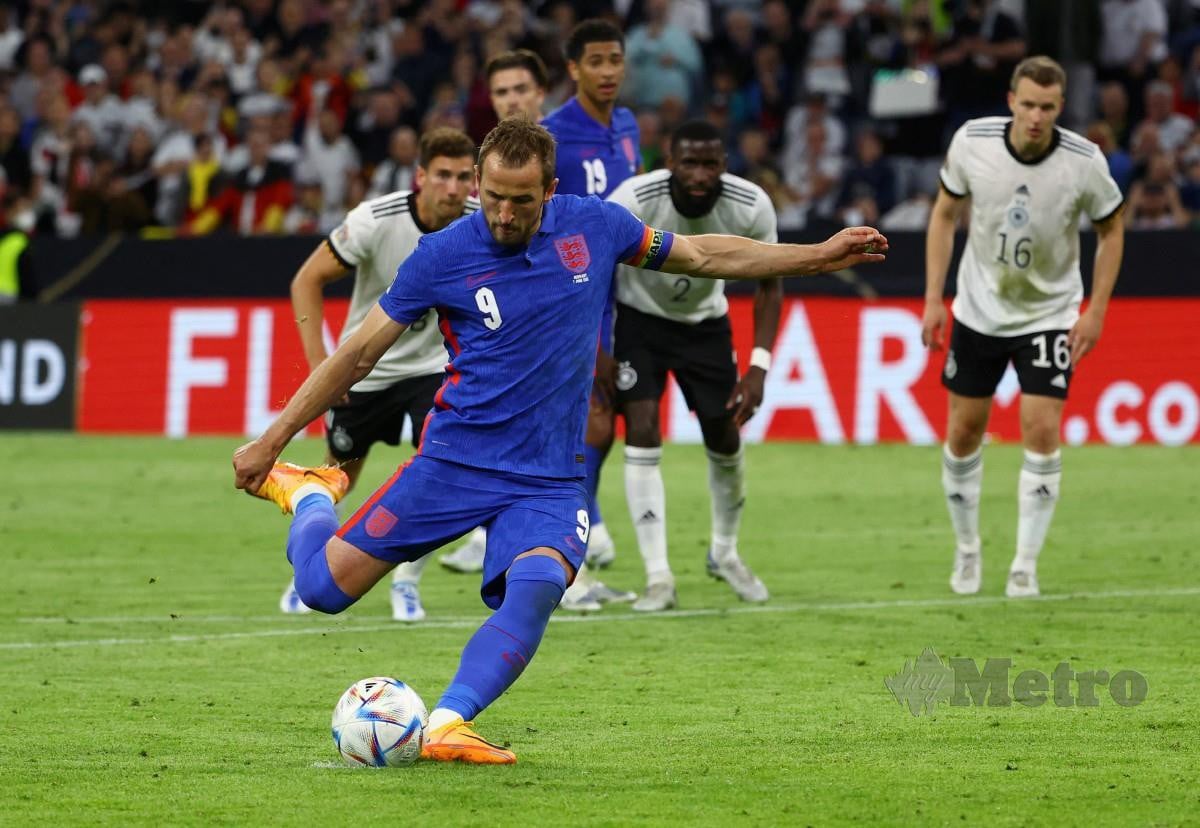 KANE menyempurnakan penalti buat England. -FOTO Reuters 
