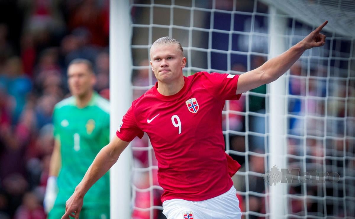 PENYERANG Norway, Erling Braut Haaland meraikan gol kedua pasukannya keytika menentang Sweden, semalam. FOTO REUTERS 