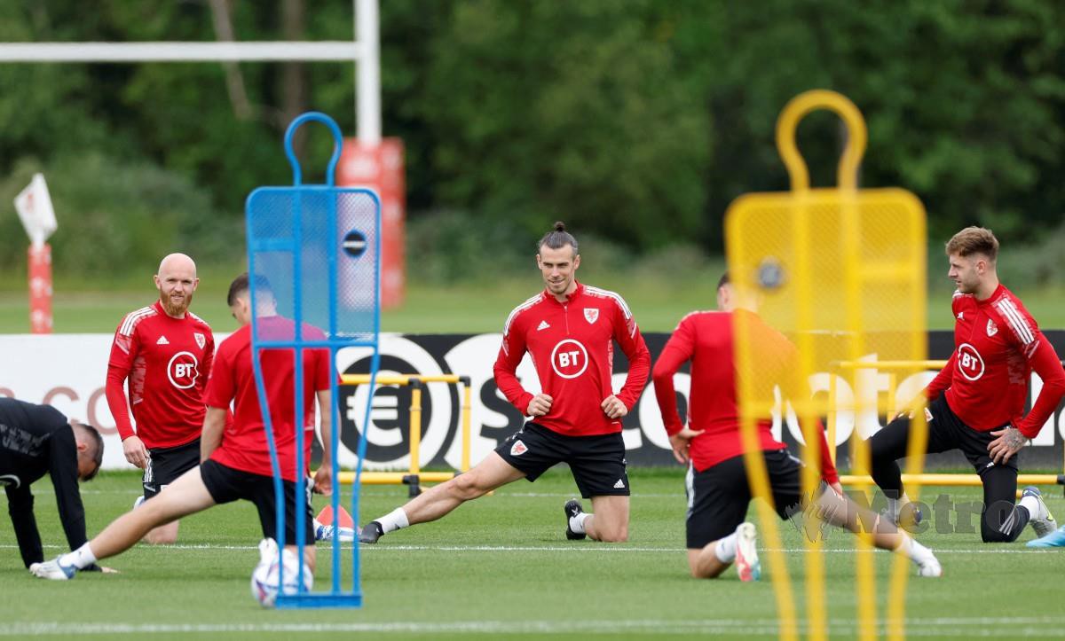 BALE menjalani latihan bersama pasukan kebangsaan Wales. -FOTO Reuters