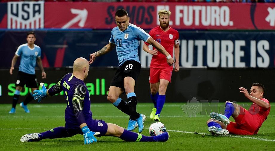 PENJAGA gol AS, Brad Guzan menyelamatkan gawangnya daripada ditembusi   Rodriguez (tengah)   di Stadium Busch. - FOTO Agensi