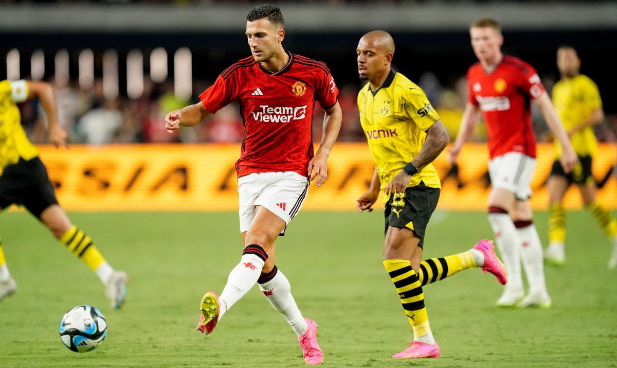 AKSI antara United dan Dortmund yang menyaksikan kelab Bundesliga itu menang tipis 3-2. FOTO Reuters