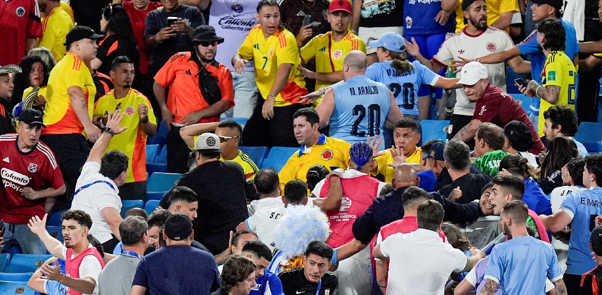 INSIDEN pergaduhan antara pemain dan staf Uruguay dengan penyokong Colombia. FOTO Reuters