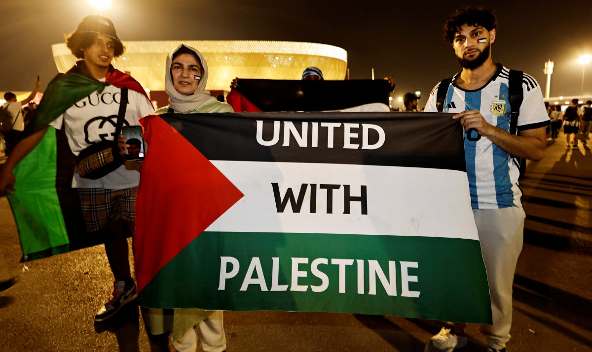SOKONGAN terhadap rakyat Palestin dapat dilihat di Piala Dunia Qatar. FOTO Reuters